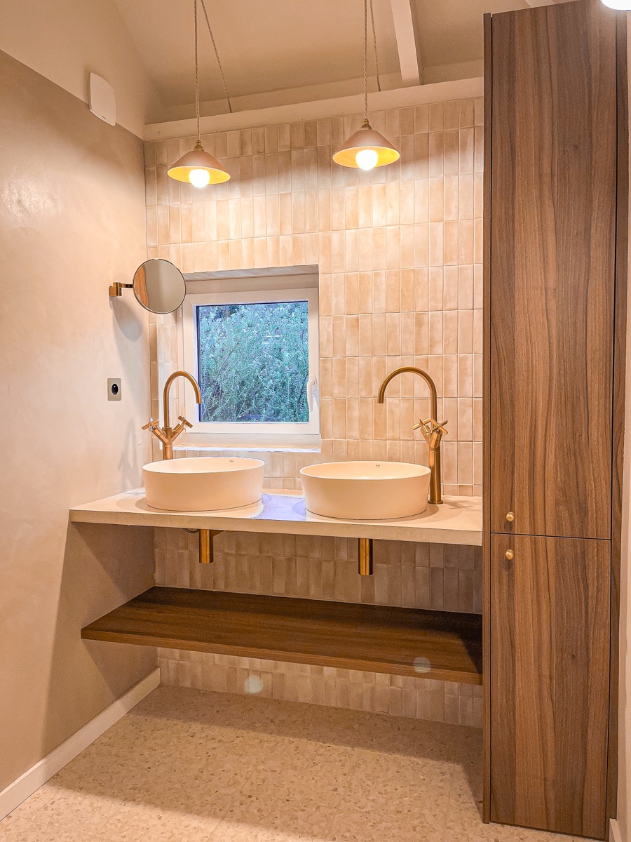 Rénovation salle de bain moderne à Sarzeau par artisan plombier