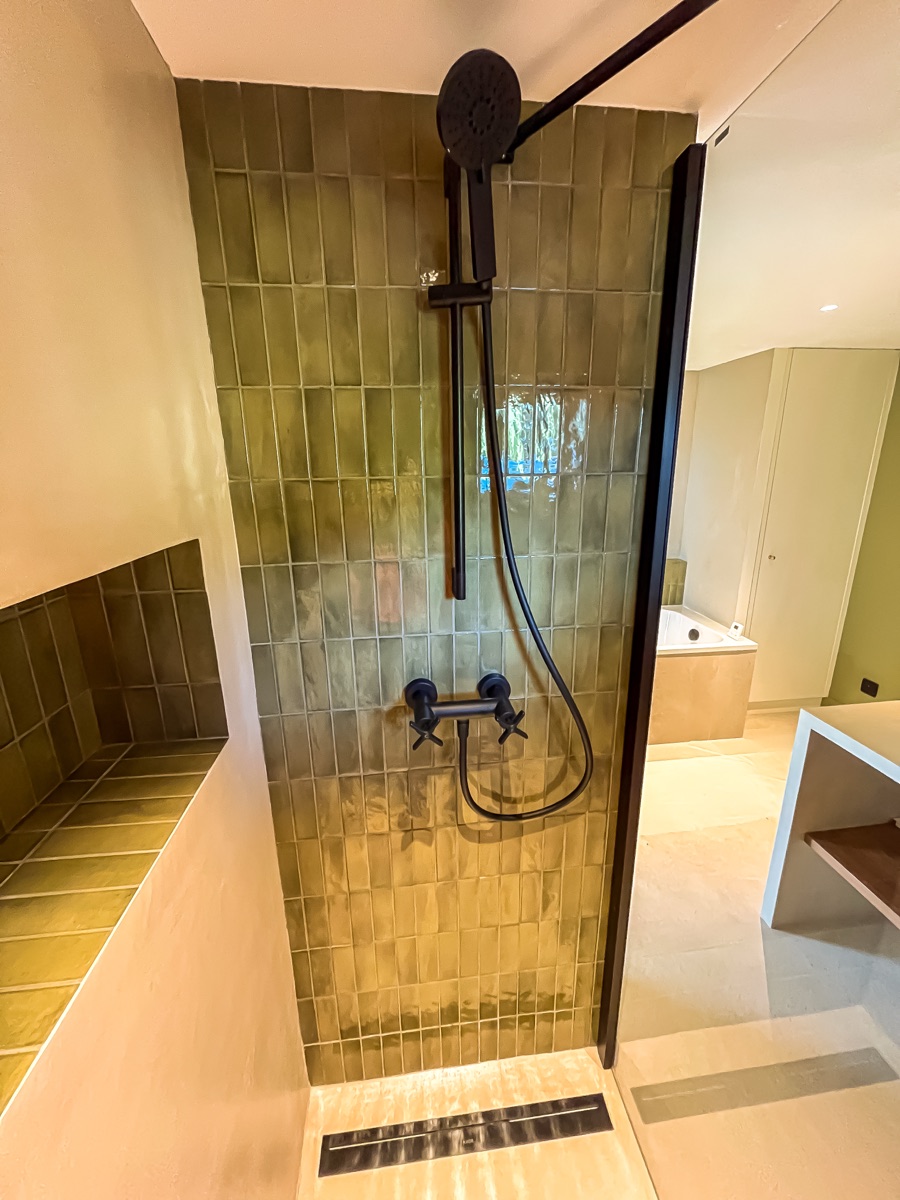 Douche italienne encastrée noire mat - Plombier La Roche-Bernard